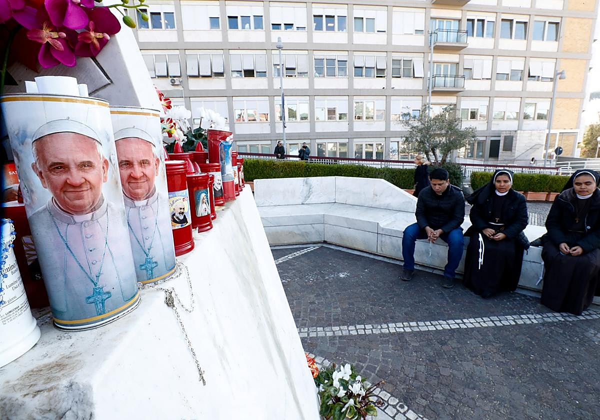 El Papa continúa ingresado desde hace 3 semanas.