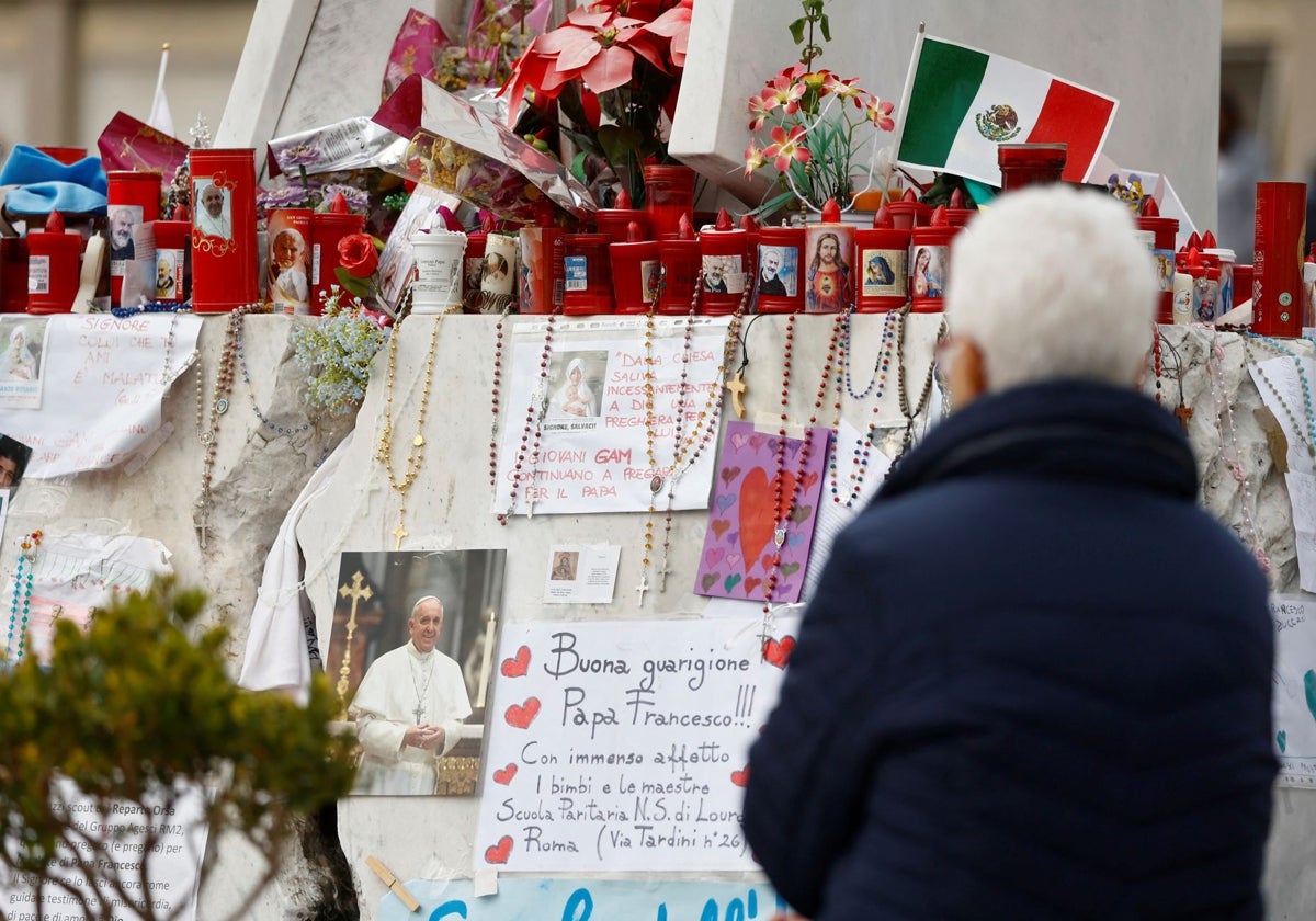 Una mujer reza este sábado por el Papa frente al hospital en el que permanece ingresado