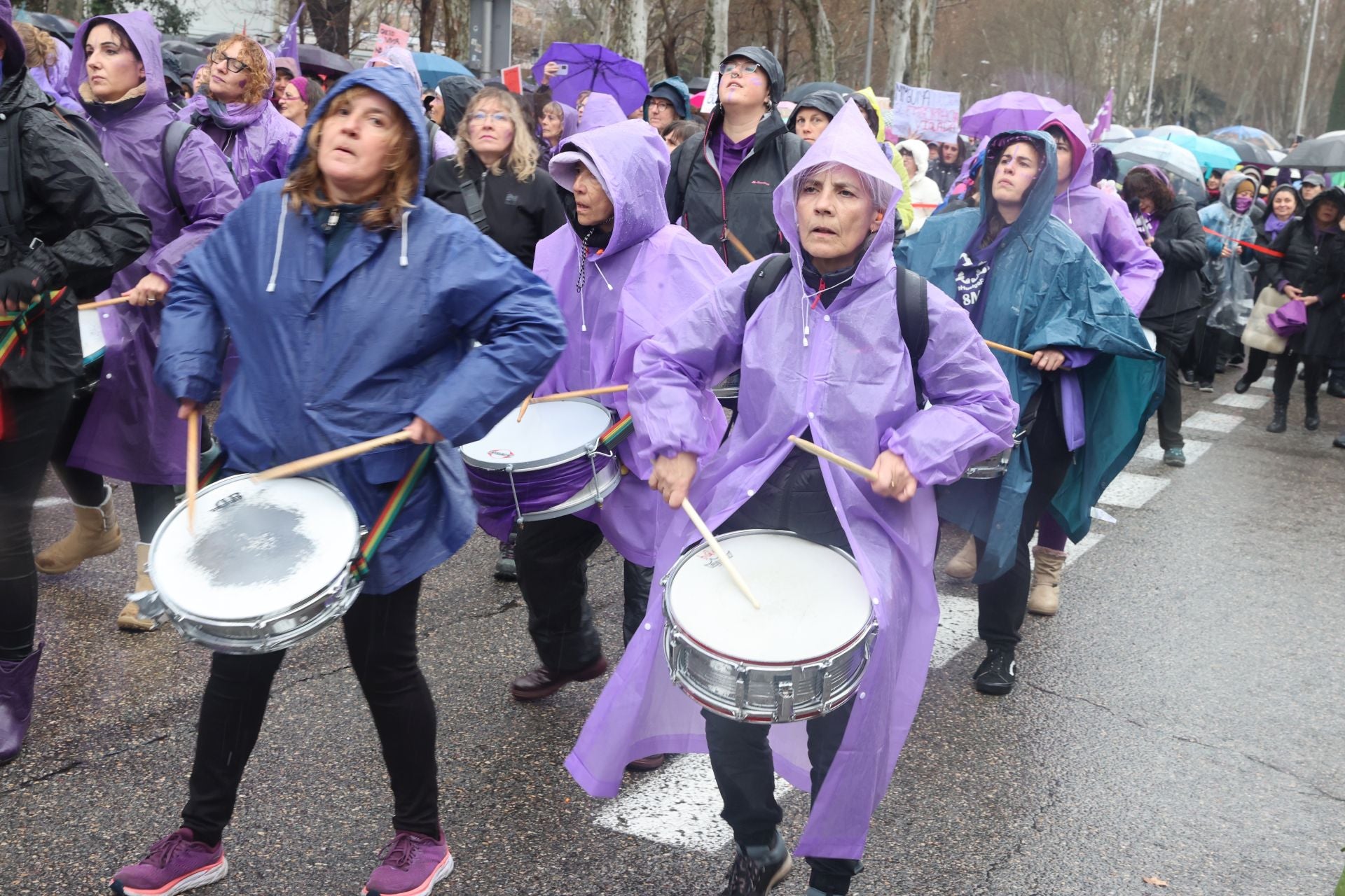 Varias mujeres tocan tambores durante la marcha del 8M en Madrid