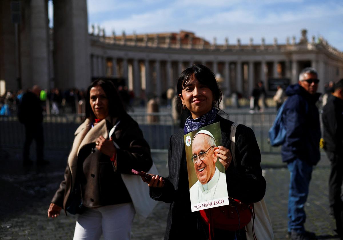 Carteles con el rostro del Papa en los alrededores del Vaticano.