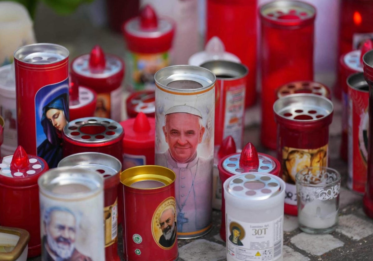 Imagen de una vela con la cara del Papa Francisco