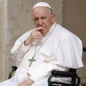 Carteles e imágenes del Papa Francisco frente al hospital en el que permanece ingresado