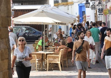 Sanidad rebaja su ley de alcohol: los bares que ya tengan mobiliario patrocinado podrán mantenerlo aunque estén cerca de colegios