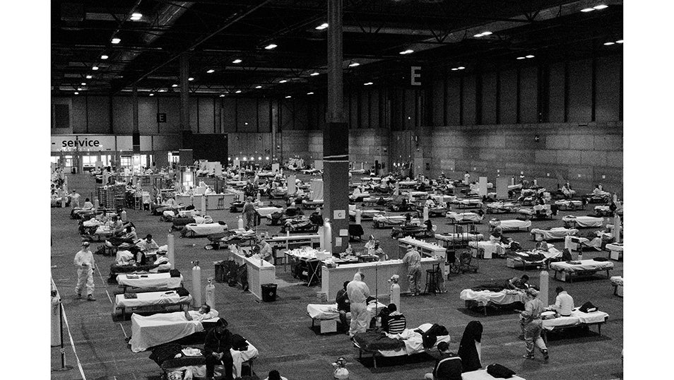 Imagen general del interior del pabellón 5 del hospital de campaña de IFEMA para pacientes con COVID. Ante la presión sobre los centros médicos de la Comunidad de Madrid, el gobierno regional buscó aliviar la saturación hospitalaria instalando un hospital de campaña para tratar a pacientes de COVID-19 en uno de los mayores espacios vacíos de la capital de España. En 48 horas, el recinto ferial de IFEMA en Madrid se convirtió en el mayor hospital de campaña temporal para COVID en España.