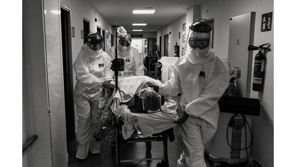 Un equipo de la unidad de emergencias médicas de Madrid (SUMMA) realiza un traslado de un paciente con COVID-19 entre UCIs. El 14 de marzo, cuando había alrededor de 6.000 casos y 200 muertes en España, el gobierno español declaró el estado de alarma en todo el país con el fin de frenar la emergencia sanitaria causada por la pandemia de COVID-19. A mediados de mayo, España era el quinto país en cuanto a casos confirmados (232.037 positivos), por detrás de Estados Unidos, Rusia, Brasil y el Reino Unido, y también el quinto país en cuanto al número de muertes, por detrás de Estados Unidos, el Reino Unido, Italia y Francia. Se estima que la pandemia ha causado más de 70.000 muertes en España, de las cuales más de 50.000 han sido confirmadas mediante prueba PCR. La gran mayoría de los fallecidos eran personas mayores de 65 años. Según un estudio de seroprevalencia, hasta junio, el 5% de la población española había sido infectada por el virus.