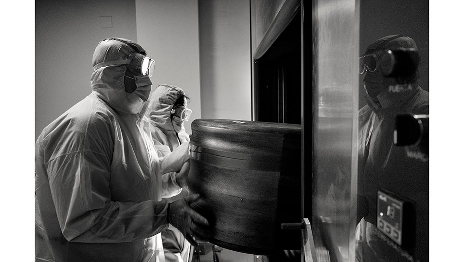 Un equipo de operarios de una funeraria en Ciudad Real introduce el cuerpo de una víctima de COVID-19 para ser incinerado. El colapso de los servicios funerarios en la Comunidad de Madrid, epicentro de la pandemia de COVID-19 en España, obligó a las autoridades a trasladar a miles de fallecidos a otras comunidades de España para ser incinerados.Se estima que la pandemia ha causado más de 70.000 muertes en España, de las cuales más de 50.000 han sido confirmadas mediante pruebas PCR. La gran mayoría de los fallecidos eran personas mayores de 65 años. Según un estudio de seroprevalencia, hasta junio, el 5% de la población española había sido infectada por el virus.