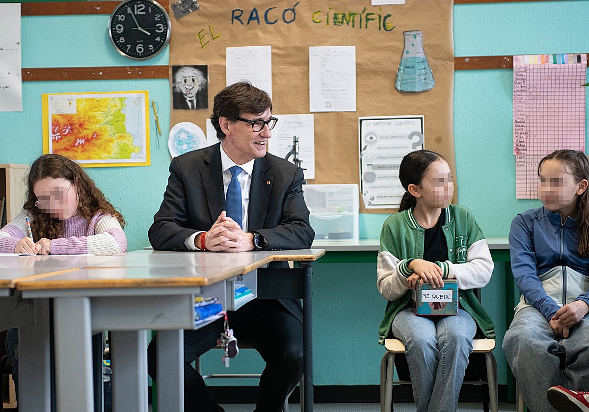 El presidente de la Generalitat, Salvador Illa, en una visita a un aula escolar