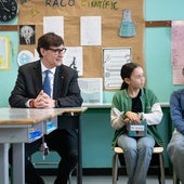 El presidente de la Generalitat, Salvador Illa, en una visita a un aula escolar