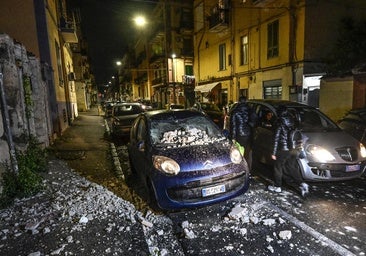 Coches dañados con cascotes de las fachadas en Bagnoli (Nápoles) tras el terremoto