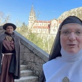 Sor Berit, en primer plano, bajo atenta mirada de fray Pedro María en una visita al santuario de Covadonga