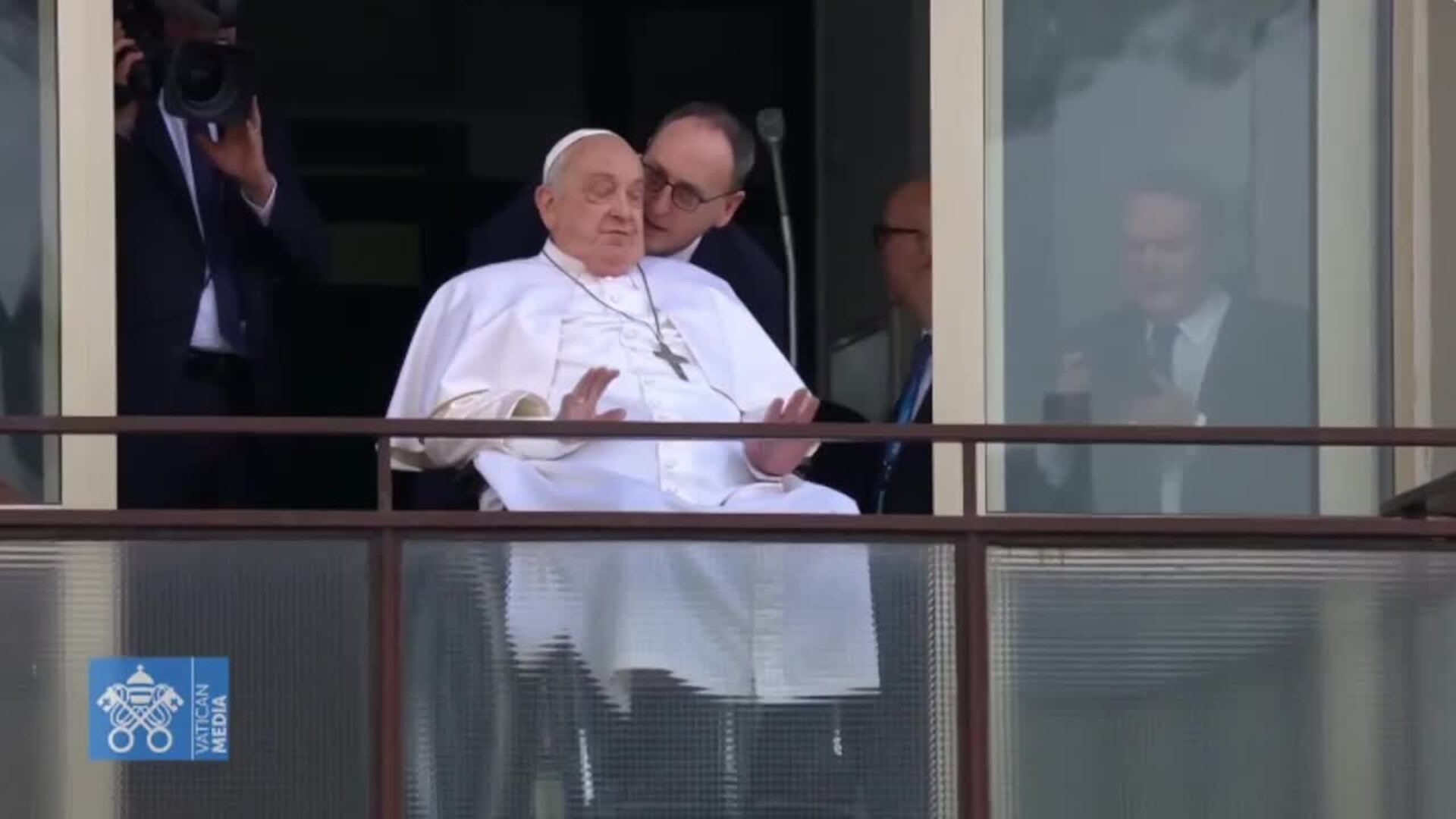 El Papa recibe el alta y saluda a los fieles tras 37 días ingresado en el Hospital Gemelli