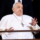 El Papa saluda desde el Gemelli con voz cansada y en silla de ruedas