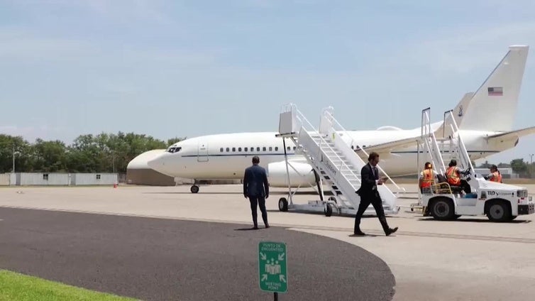 Secretaria de EEUU Noem llega a El Salvador para visitar cárcel con venezolanos deportados