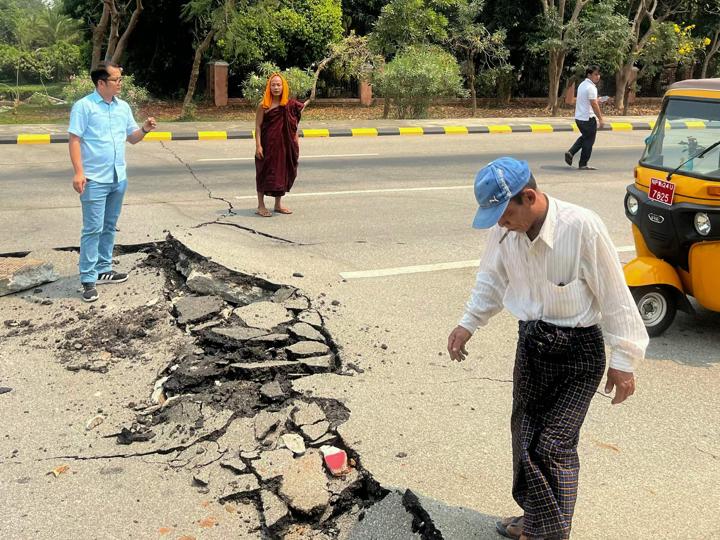 Gente contemplando el daño en la carretera de Naipyidó
