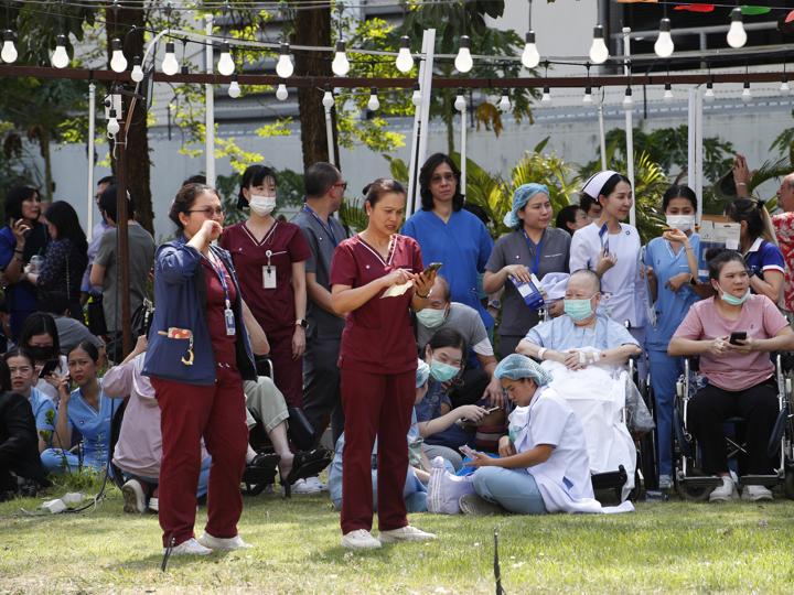 Pacientes, familiares y médicos evacuados tras un terremoto en un hospital de Bangkok, Tailandia.