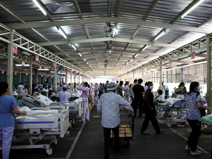 Evacuación de pacientes del hospital Rajavithi tras el fuerte terremoto que sacudió el centro de Myanmar.