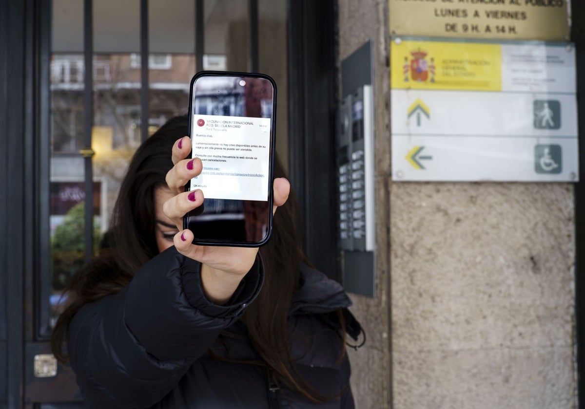 Rocío muestra el correo en el que le dicen que no hay citas para vacunarse antes de su viaje