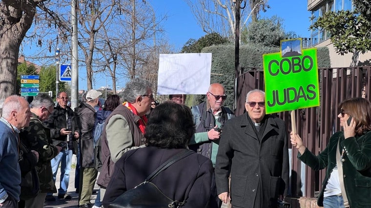 Parte del grupo que ha protestado a las puertas de la Conferencia Episcopal