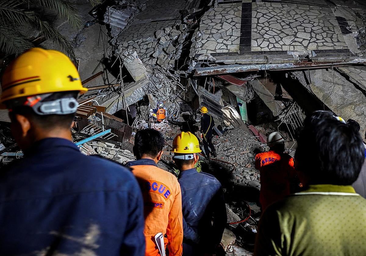 Equipos de rescate buscan entre los escombros a los supervivientes en Mandalay (Birmania)