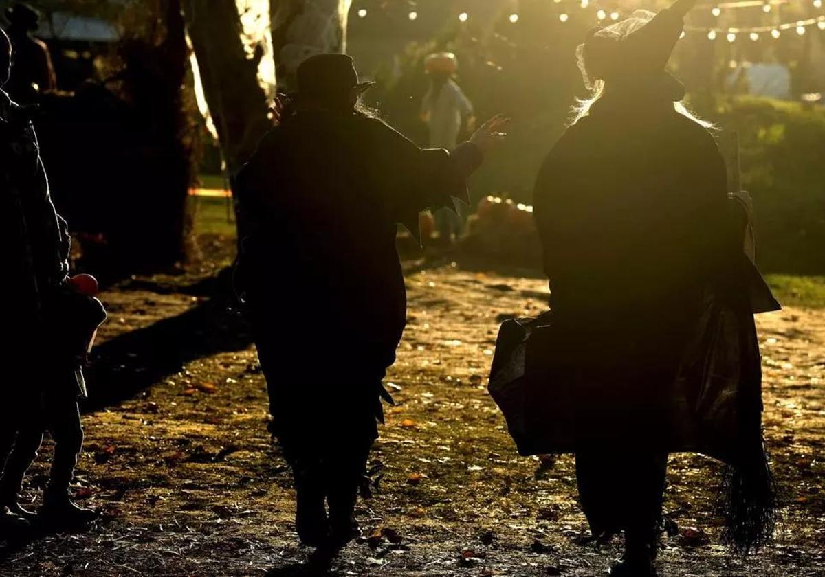 Dos mujeres disfrazadas de brujas en Benevento, Italia
