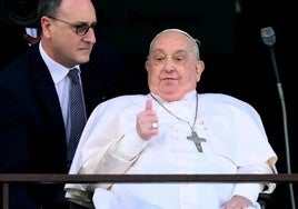 El Papa mejora levemente pero sigue aislado en Santa Marta