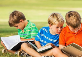 Un pediatra desvela cómo inculcar el hábito de la lectura a nuestros hijos: «Déjales en paz...»