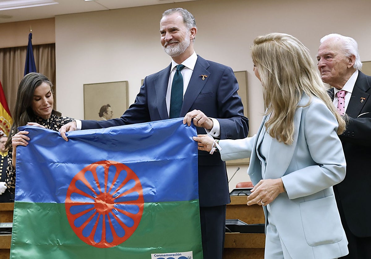 Los Reyes, ayer, con la bandera del pueblo gitano