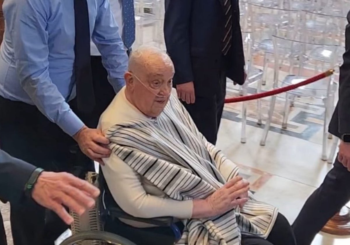 El Papa se ha presentado por sorpresa en la basílica de San Pedro sin las vestiduras papales