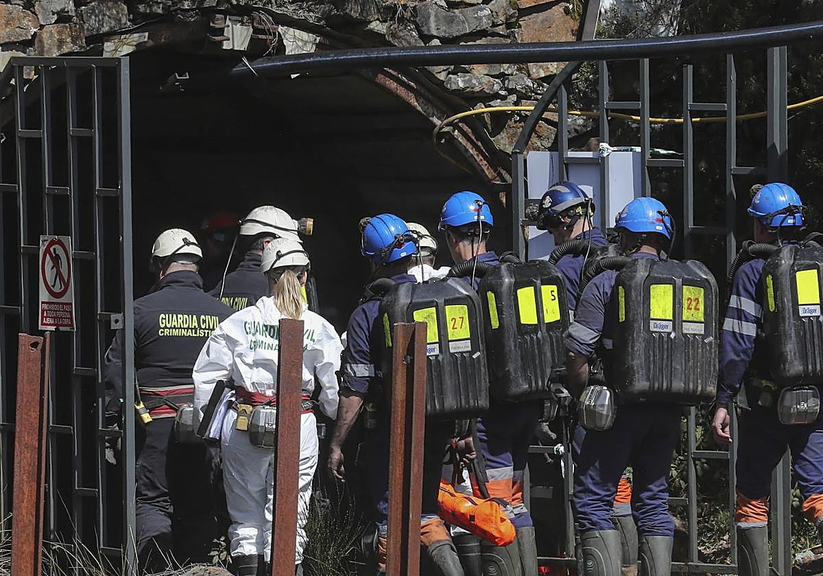 Investigadores, miembros de la brigada de salvamento minero y Policía Judicial de la Guardia Civil en el exterior de la mina de Cerredo