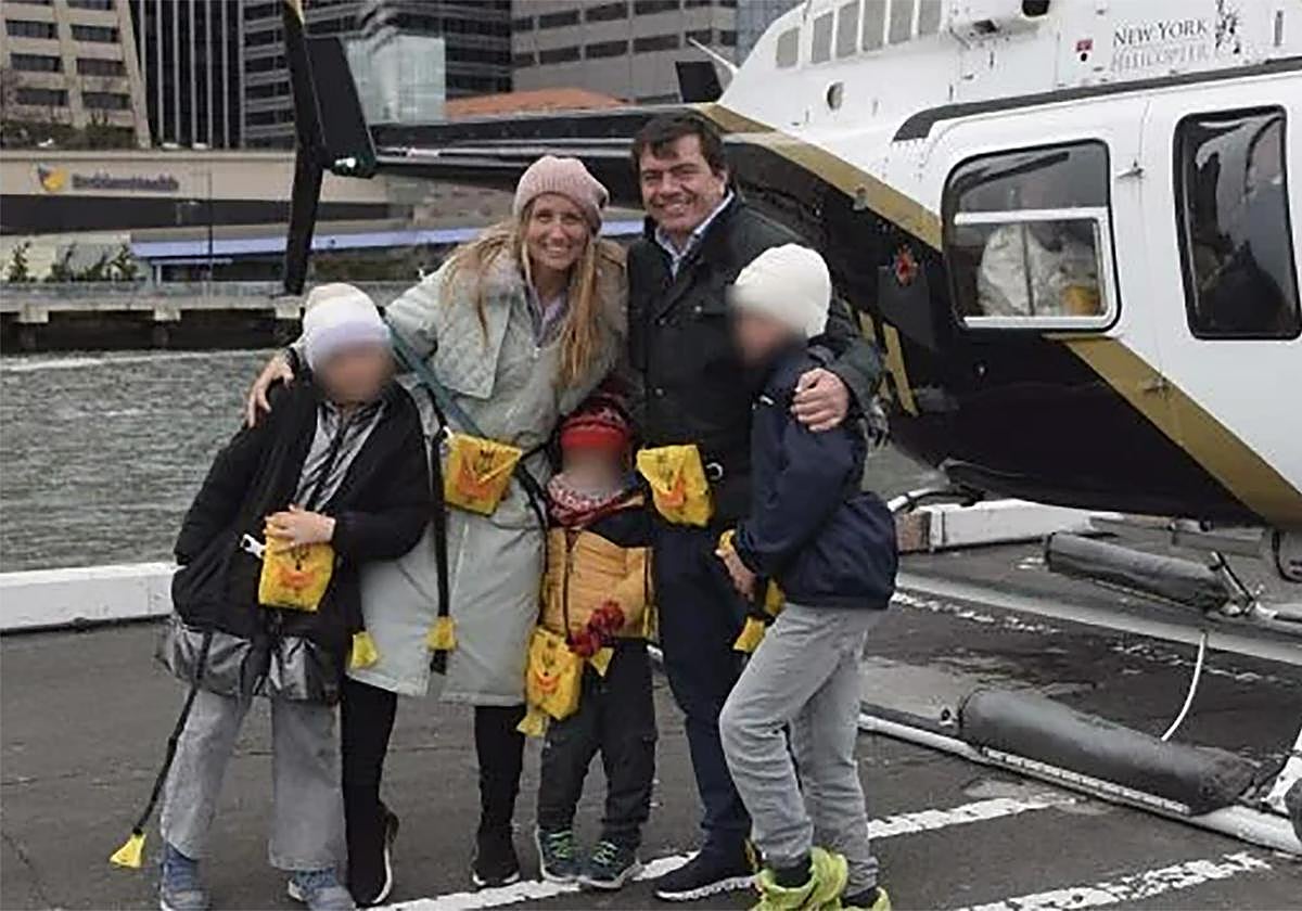 Equipos de rescate de la policía de Nueva York buscan los restos del helicóptero siniestrado