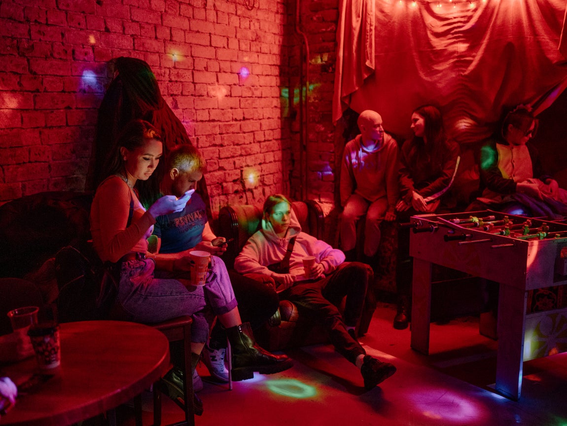Una fiesta en un club en Toms (Rusia) donde los DJ pusieron algunas canciones en ucraniano. Tocar música ucraniana es percibido como una desobediencia civil