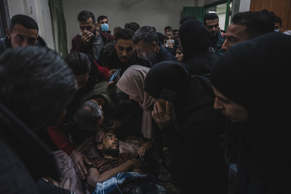 Familiares de personas desaparecidas durante años se agolpan alrededor de un hombre trasladado de la prisión de Sednaya al Hospital Ibn Al-Nafees en Siria