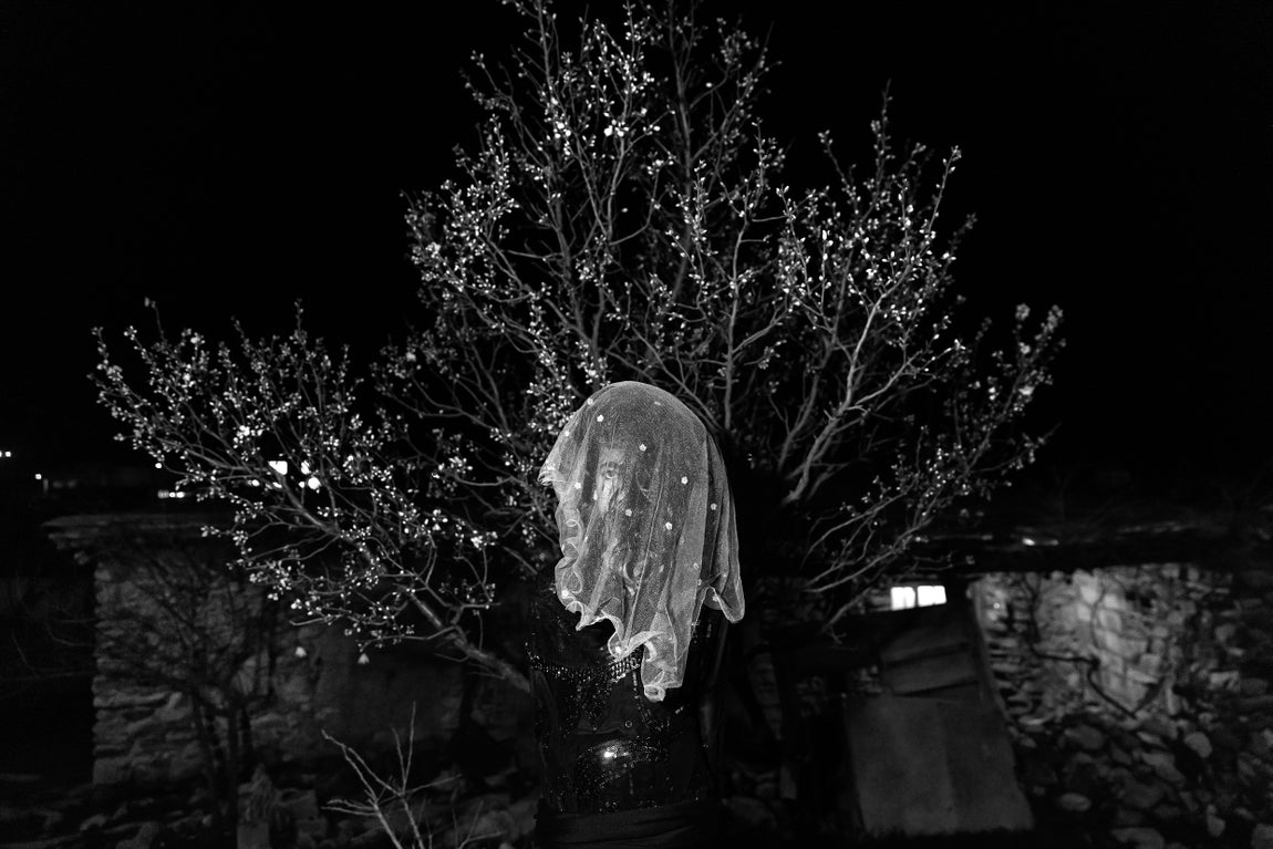Al menos 2463 kolbars (trabajadores transfronterizos) fueron asesinados o heridos en el Kurdistán iraní entre 2011 y 2024. Cada año, las novias se quedan viudas debido a la peligrosa ocupación. Los kolbars llevan mercancías, como electrodomésticos, teléfonos móviles y ropa, a sus espaldas a través de terrenos traicioneros desde Irak y Turquía hasta el Kurdistán iraní