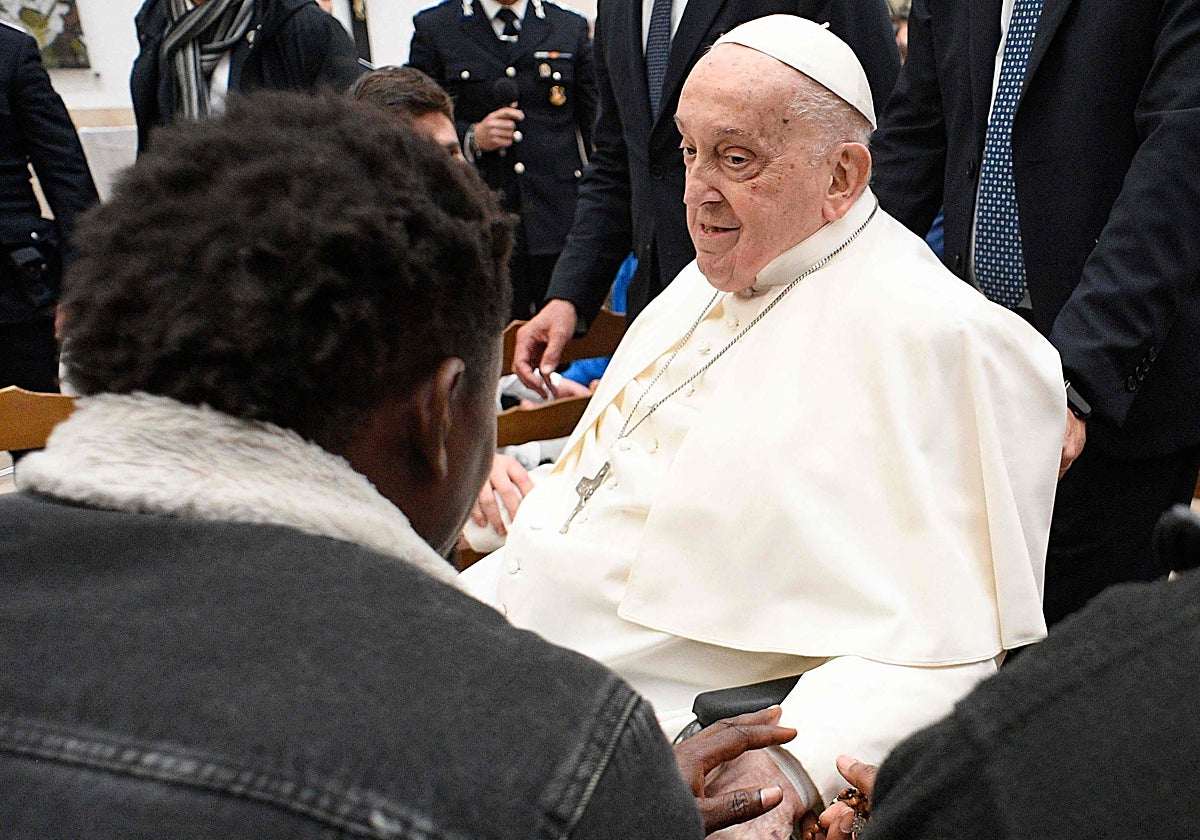 El Papa Francisco ha dado la mano a un preso de la prisión romana