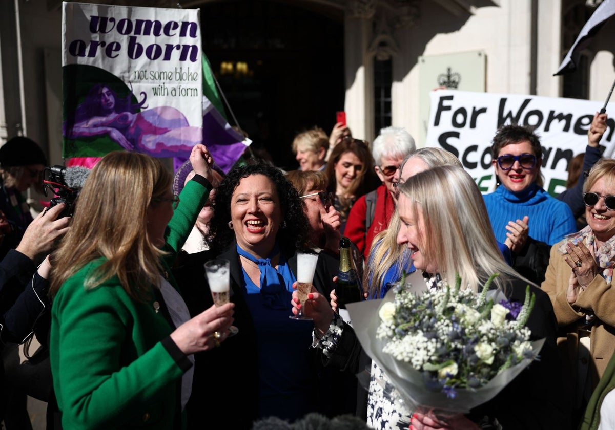 Las directoras de For Women Scotland, apoyadas por J.K. Rowling, celebran la sentencia del Tribunal Supremo de Reino Unido