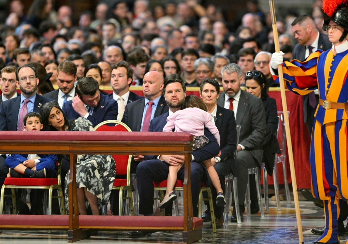 El vicepresidente de los EE.UU., JD Vance, junto a su familia