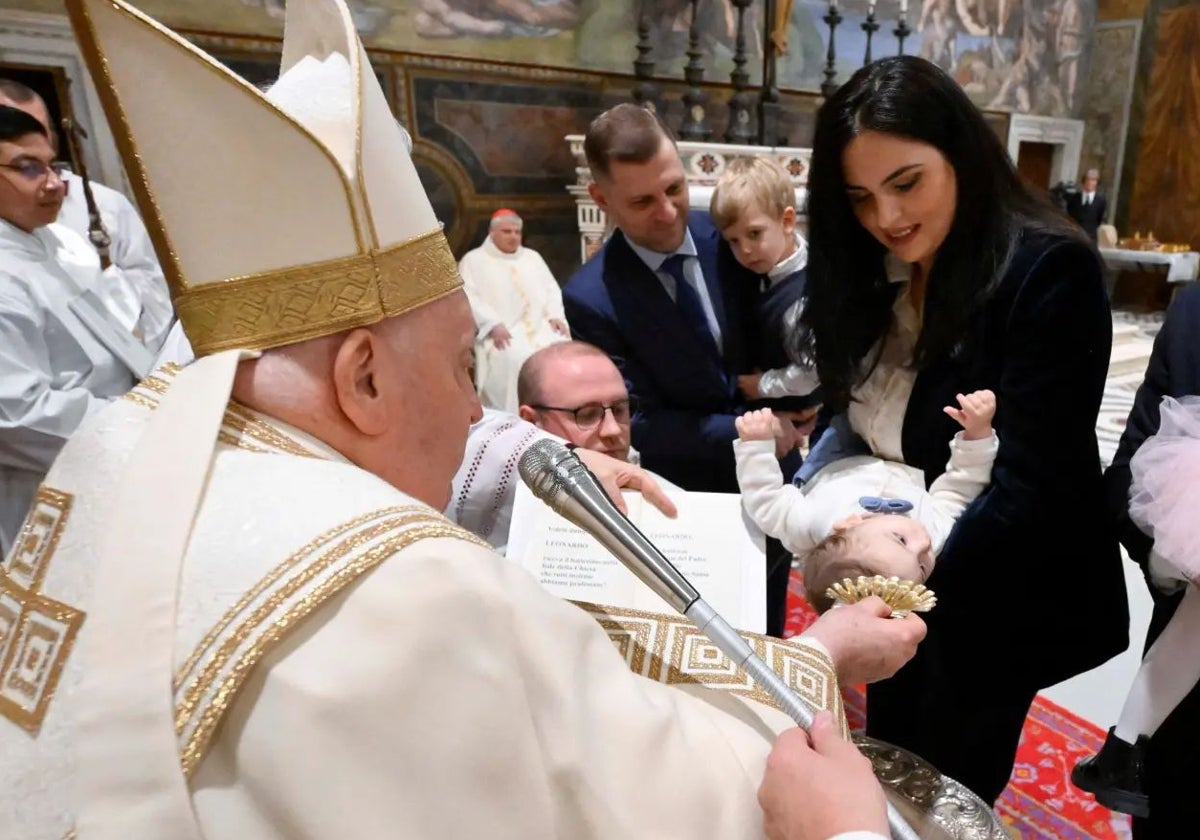 Francisco bautizando a un niño en 2024