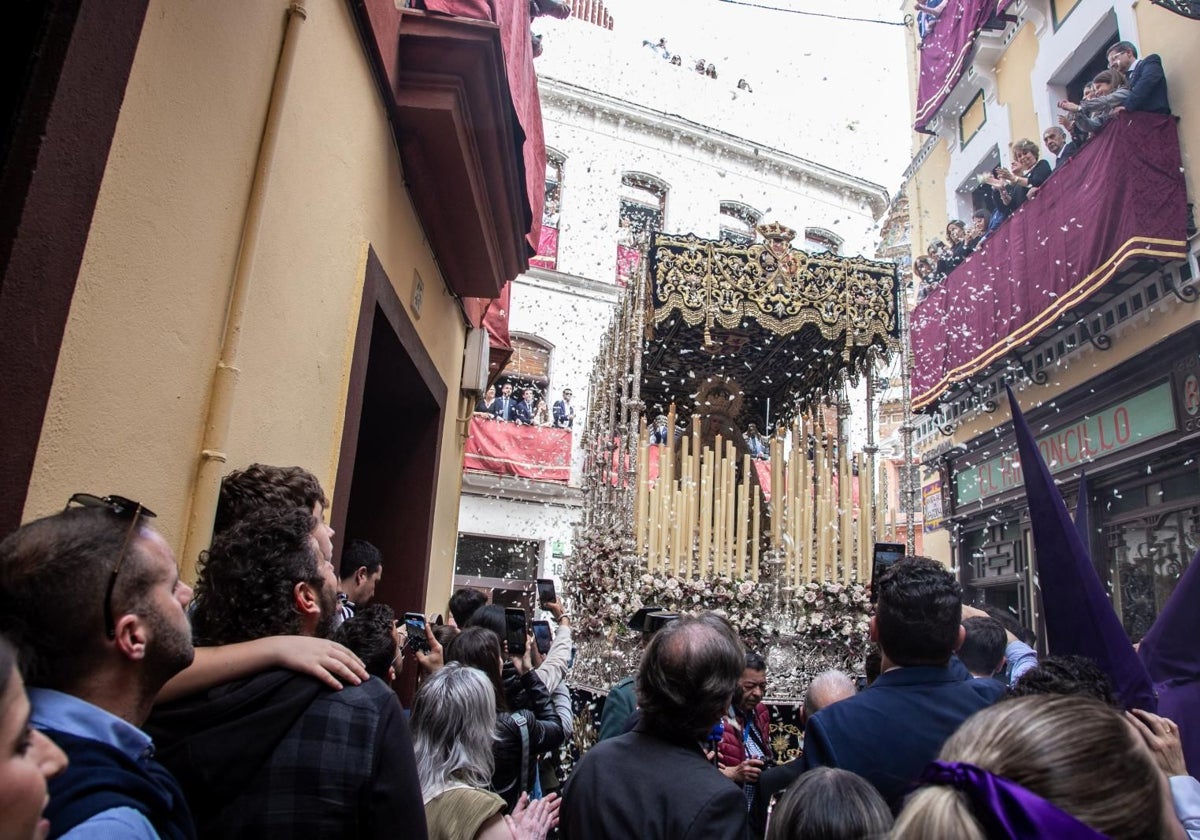 Petalada al paso del Palio de la Hermandad de la Exaltación este Jueves Santo en Sevilla