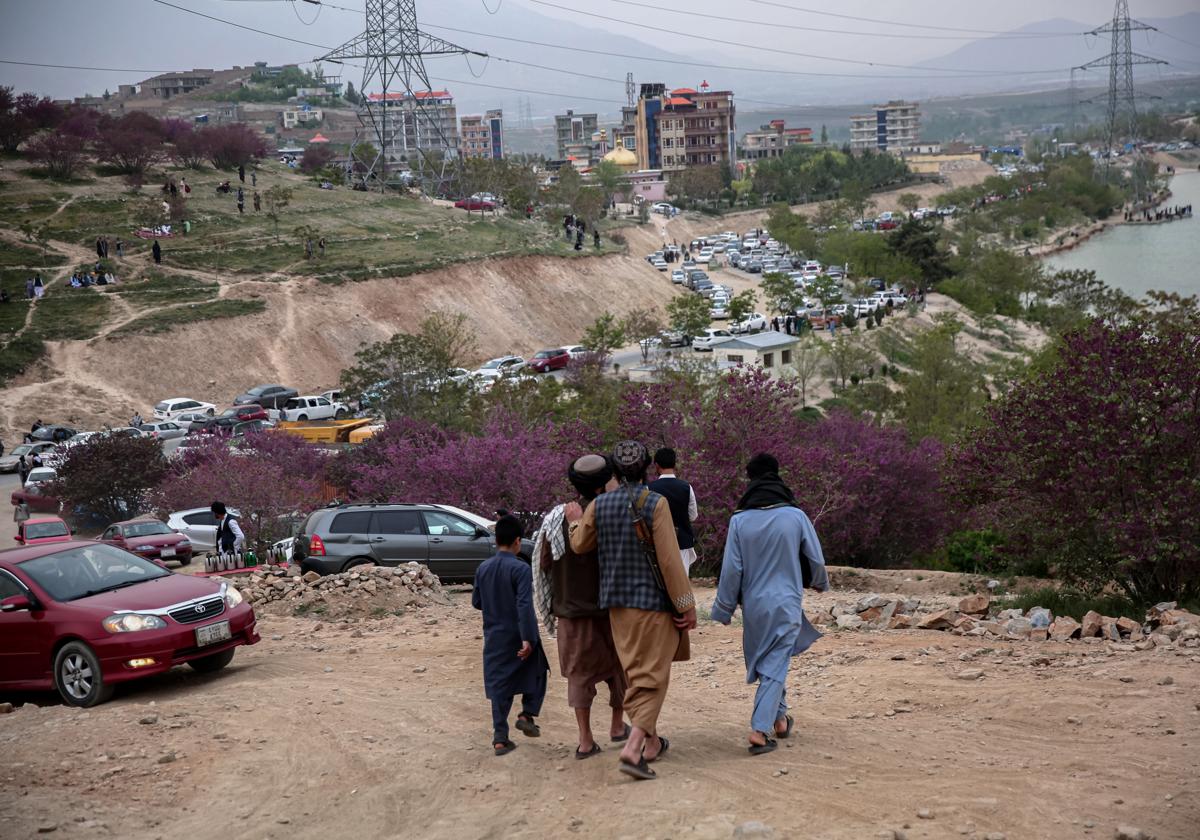 Varias personas en el lago Qargha, en Kabul.