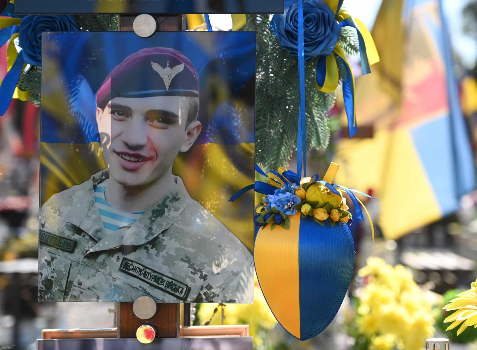 Un huevo de Pascua decorado junto al retrato en la tumba de un soldado ucraniano caído en el cementerio militar de Lychakiv el domingo de Pascua en Lviv.