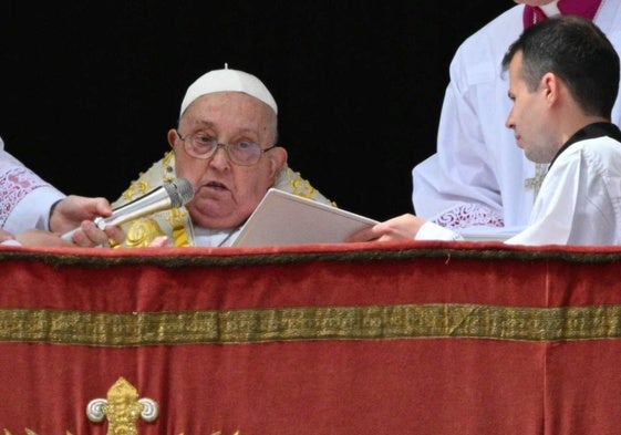 El Papa da una bendición Urbi et Orbi y recorre la plaza en papamóvil
