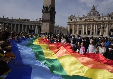 Del «¿quién soy yo para juzgar?» a bendecir parejas homosexuales: la relación con el colectivo LGTBI