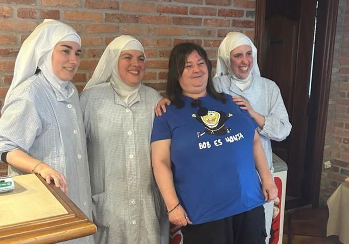 Sor Alma, sor Myryam y sor Sión (estas dos últimas llamadas a declarar) junto a una clienta en su restaurante de clausura en Arriondas