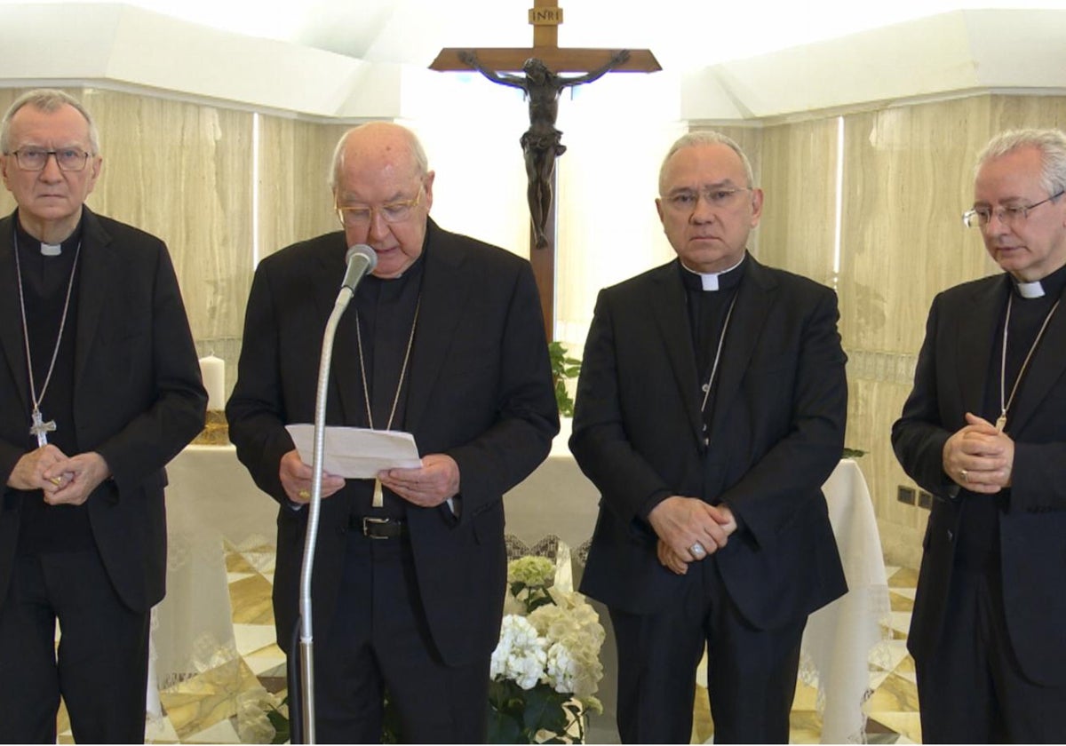 El camarlengo, el cardenal Kevin Joseph Farrel (2i), ha sido quien ha comunicado el fallecimiento del Papa Francisco, junto al secretario de Estado, el cardenal Pietro Parolin (i), el sustituto de la secretaria de Estado, el venezolano Edgar Peña Parra (2d), y el maestro de ceremonias, Diego Ravelli (d)