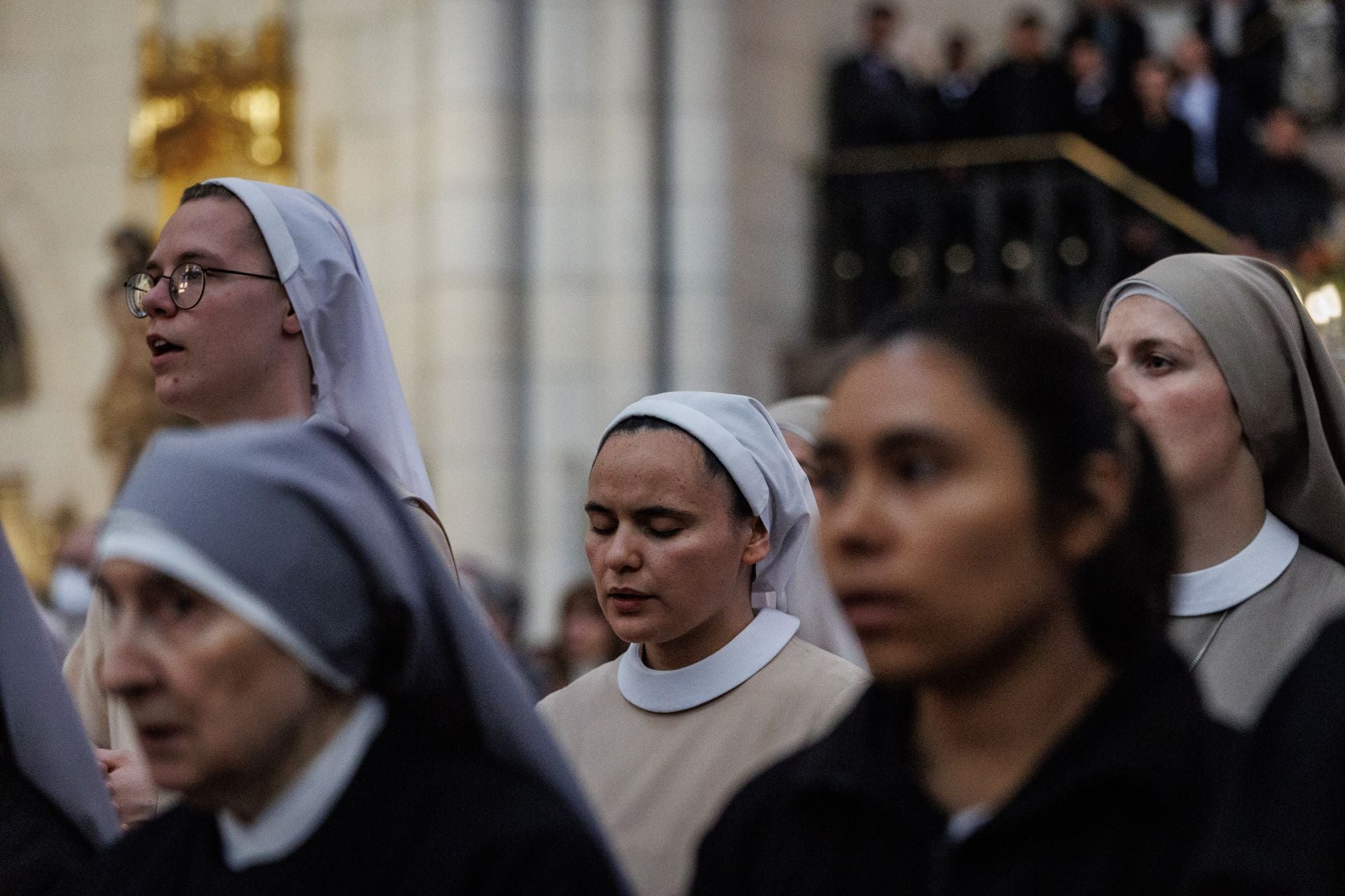 La misa en la Almudena por el Papa, en imágenes