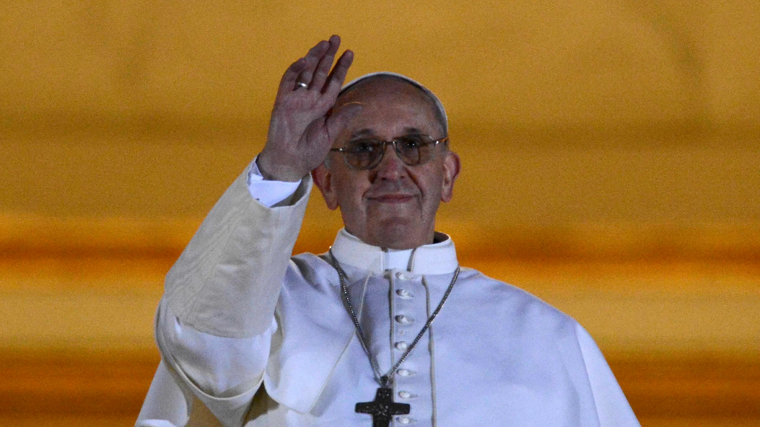 Francisco, en el balcón de la Basílica de San Pedro del Vaticano, tras ser elegido Santo Padre el 13 de marzo de 2013
