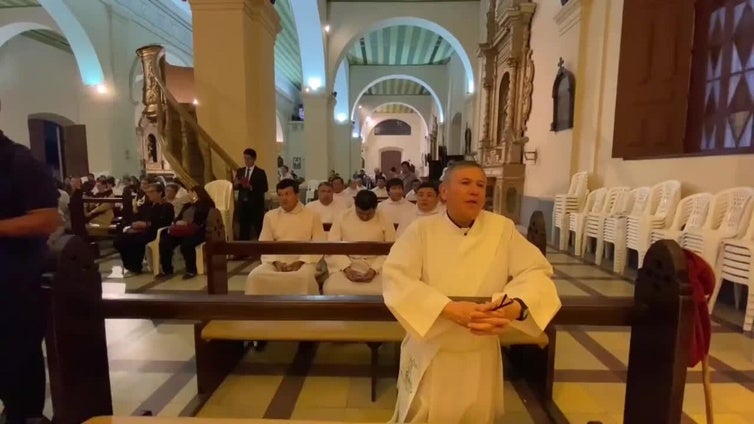 Fieles paraguayos rinden homenaje al papa Francisco en la Catedral Metropolitana de Asunción