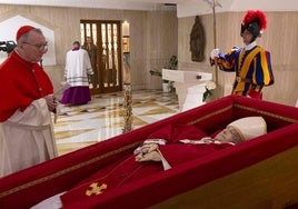 El Vaticano publica la primera foto del féretro abierto del Papa Francisco