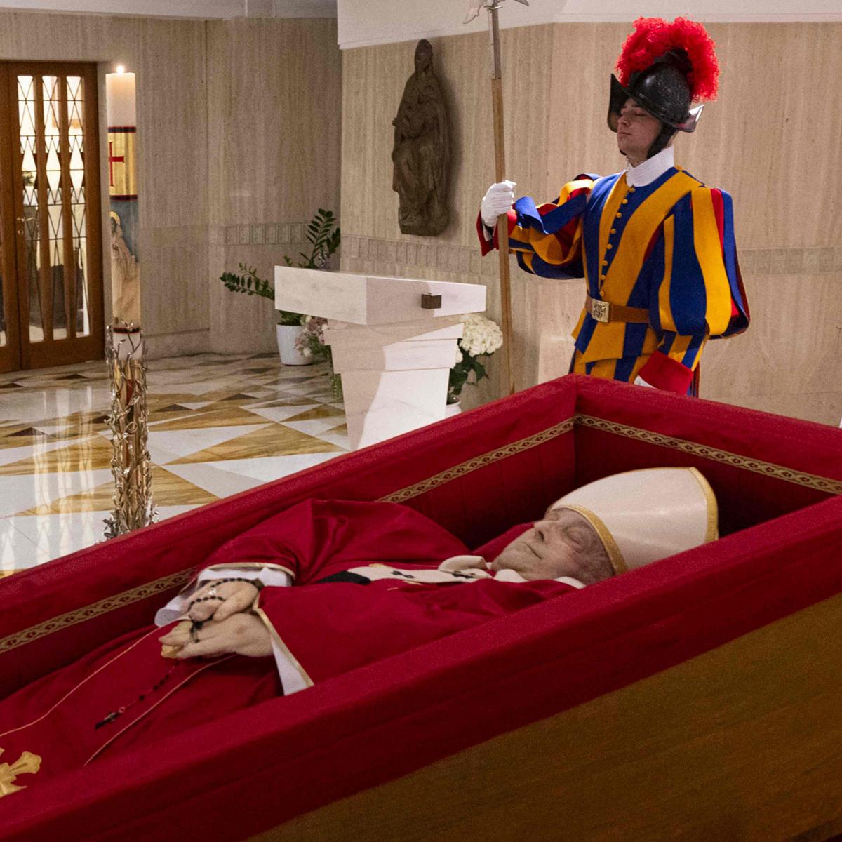 Los Reyes acuden hoy a la Nunciatura Apostólica para firmar en el libro de  condolencias por el Papa Francisco