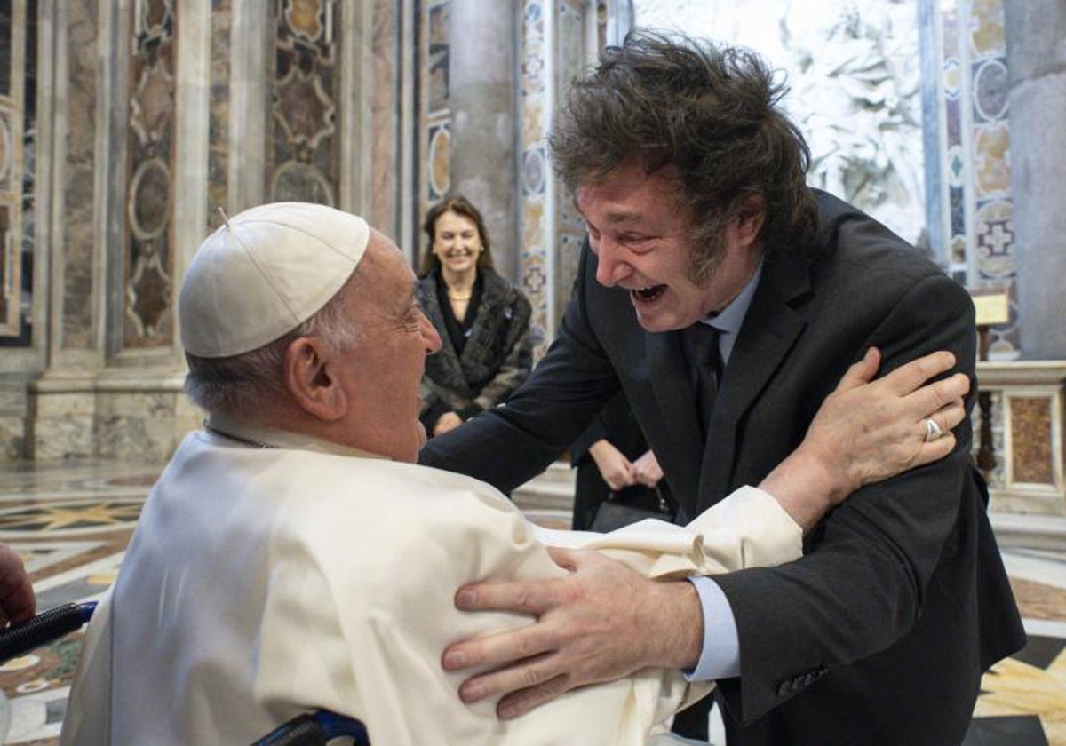 El Papa saluda al presidente Javier Milei durante un encuentro en el Vaticano en febrero de 2024
